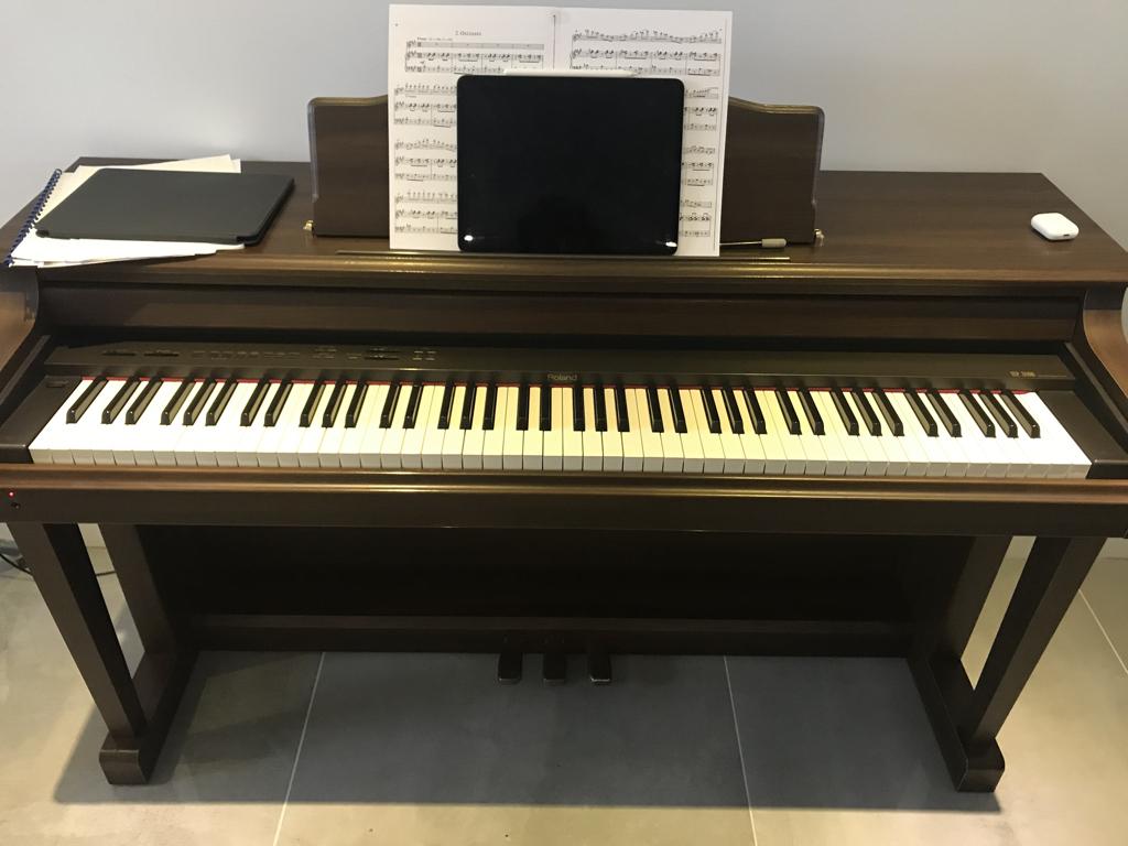 Roland HP-3800 digitale piano in uitstekende staat, Muziek en Instrumenten, Ophalen, Gebruikt, Bruin, Digitaal