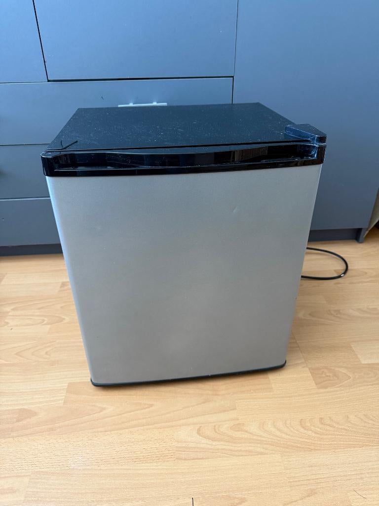 KOELKAST mini 38 Liter, Ophalen, Zonder vriesvak, Minder dan 45 cm, Minder dan 85 cm