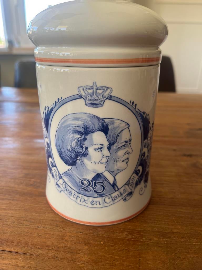 Koninklijke stenen pot Beatrix & Claus 25 jaar huwelijk, Ophalen of Verzenden, Gebruikt, Nederland, Overige typen