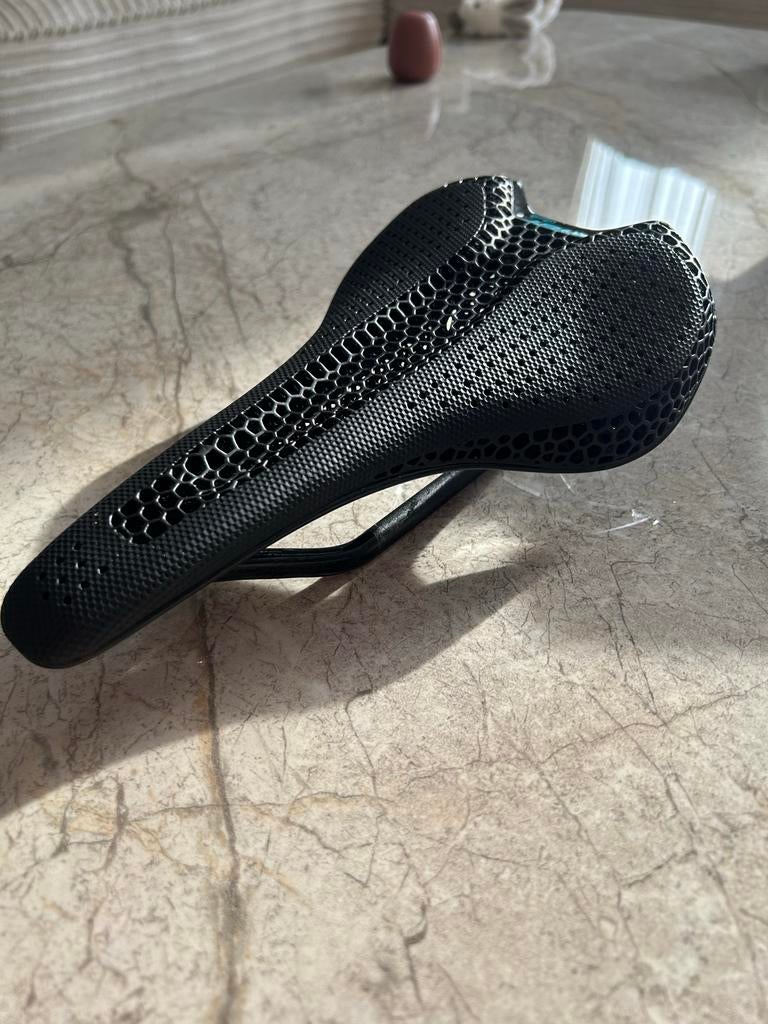3D geprint full Carbon zadel Romin, Fietsen en Brommers, Fietsonderdelen, Ophalen of Verzenden, Zo goed als nieuw, Zadel, Racefiets