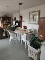 Witte eettafel met 4 stoelen. Merk: Manou