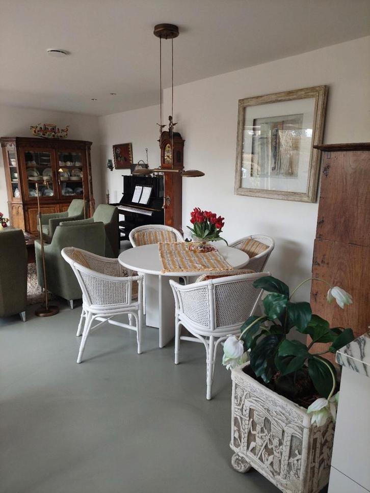 Witte eettafel met 4 stoelen. Merk: Manou, Huizen en Kamers, Kamers te huur