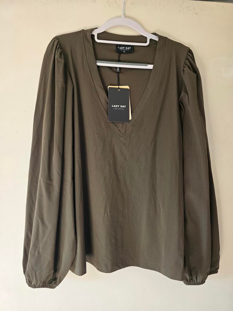 Nieuw lady day xl dark olive pofmouw, Kleding | Dames, Blouses en Tunieken, Ophalen of Verzenden, Nieuw, Maat 46/48 (XL) of groter