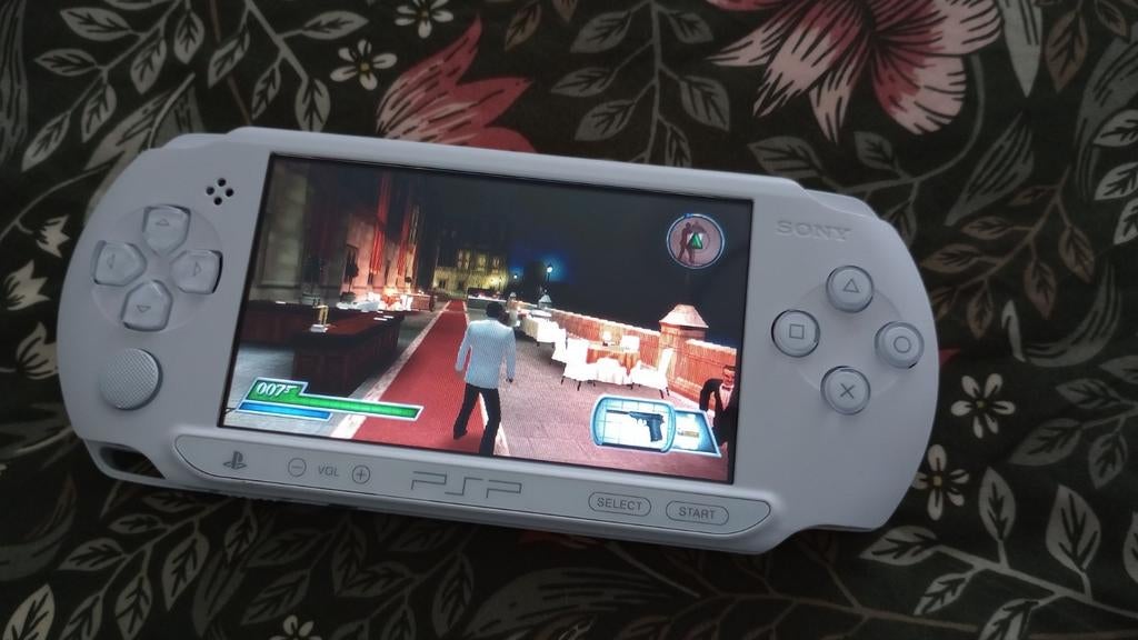 Sony PSP E1004 + James Bond Game | Nieuwe batterij, Wit, Ophalen of Verzenden, PSP, Gebruikt
