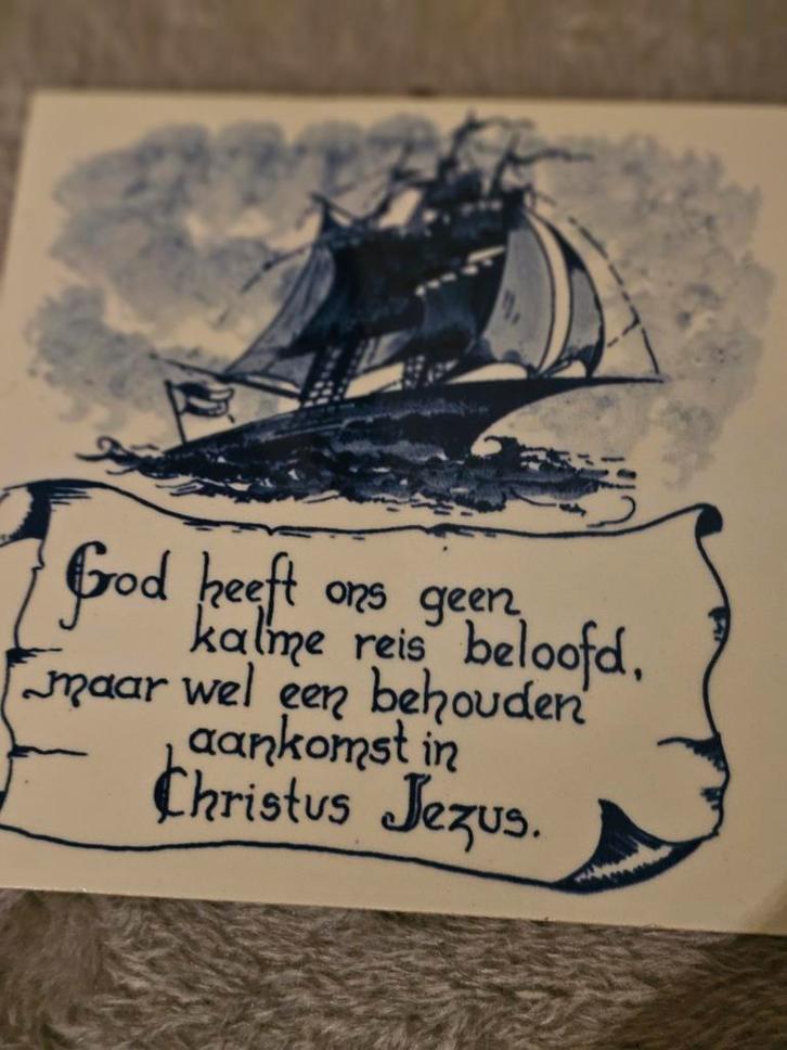 Tegeltje met christelijke tekst en scheepsmotief, Antiek en Kunst, Antiek | Wandborden en Tegels, Ophalen of Verzenden