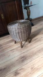 Rotan poef, , drie poten stevig en mooi, Ophalen of Verzenden, Gebruikt, Rond, Riet