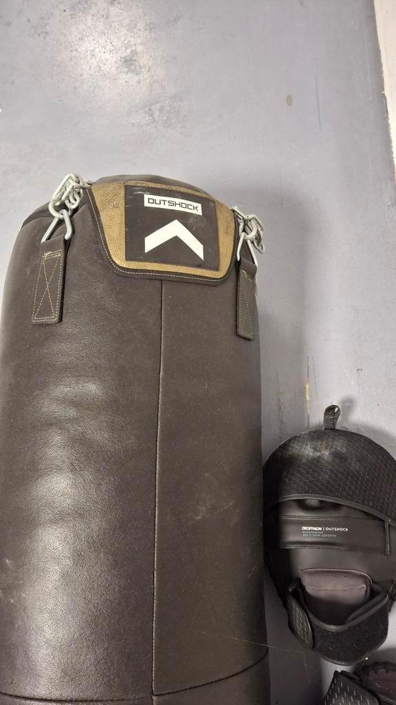 Bokszak met ophangbeugel en handschoenen - Outshock, Sport en Fitness, Boksen, Gebruikt, Bokszak, Ophalen