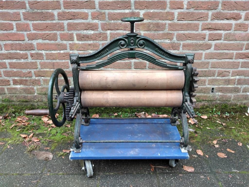 Antieke gietijzeren Mangel, Ophalen