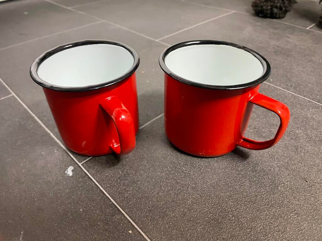 2 Rode metalen emaille mokken/bekers, Ophalen of Verzenden, Overige materialen, Overige stijlen, Kop(pen) en/of Schotel(s)