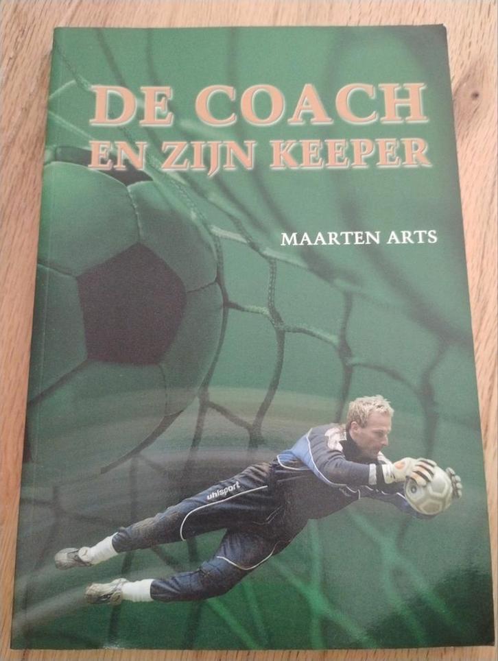 De Coach en zijn Keeper - Maarten Arts, Boeken, Sportboeken, Gelezen, Balsport, Ophalen of Verzenden