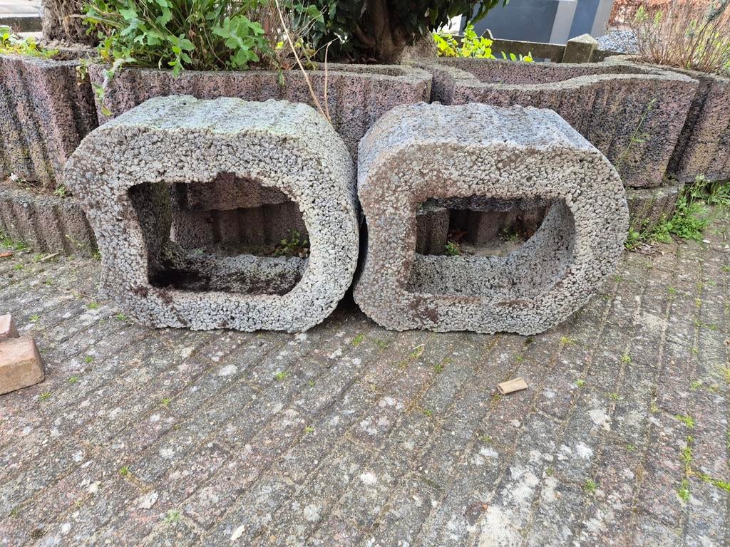 Gratis afhalen 2 stuks plantenbak/stenen, Ophalen, Gebruikt, Beton, Terrastegels
