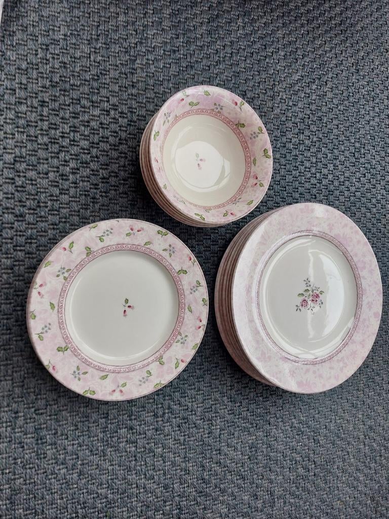 Servies Rose Damask van Johnson Brothers te koop., Huis en Inrichting, Ophalen, Porselein, Overige stijlen, Bord(en)