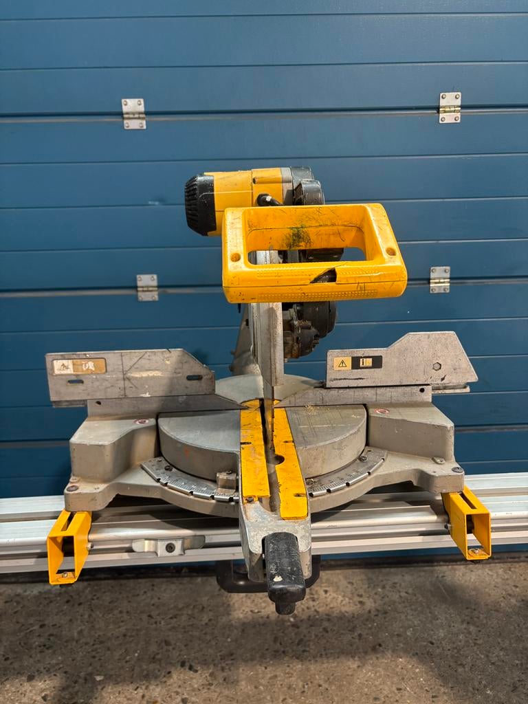 DeWALT DW708-QS Afkort en verstek zaagmachine met onderstel, Doe-het-zelf en Verbouw, Gereedschap | Zaagmachines, Ophalen, Gebruikt