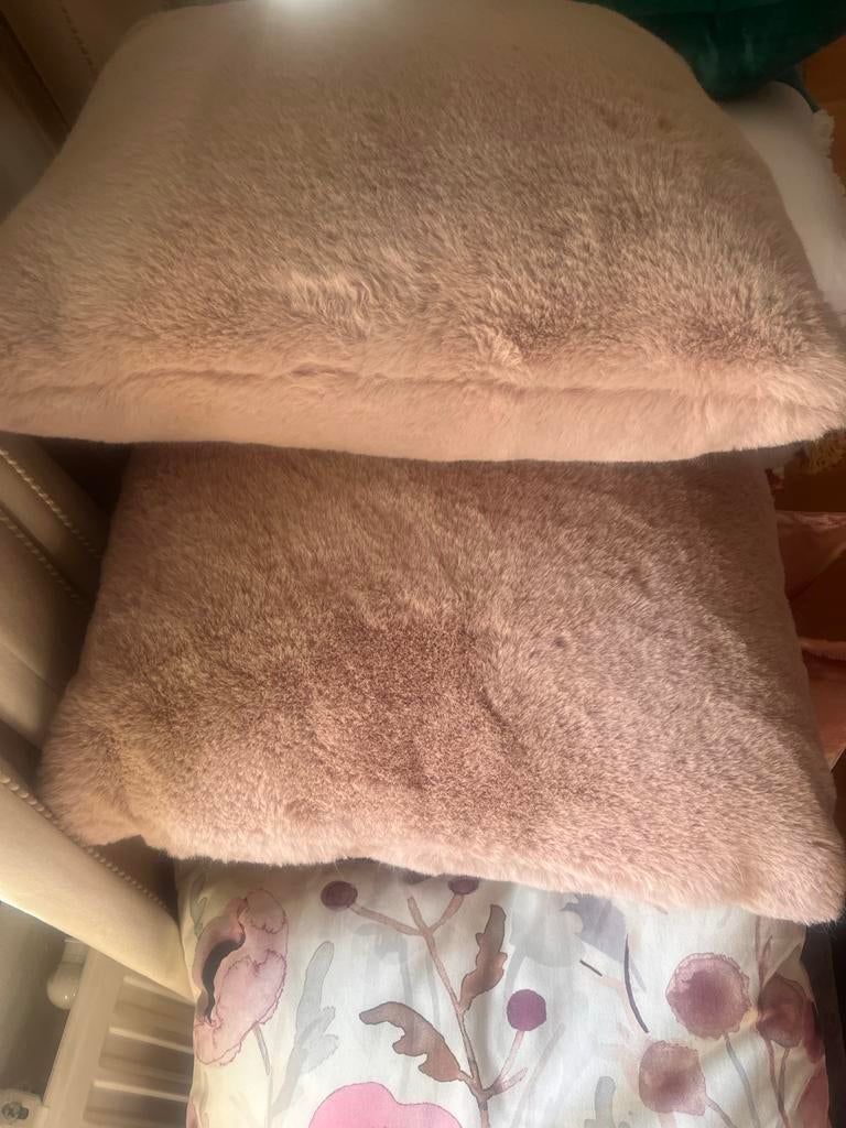 2 luxe Bontkussens oud roze met sprei 240x280, Ophalen, Zo goed als nieuw, Roze, Vierkant
