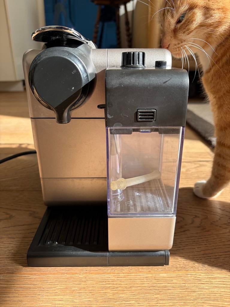 Nespresso DeLonghi Espressomachine Lattissima, Witgoed en Apparatuur, Koffiezetapparaten, Ophalen, Gebruikt, Espresso apparaat