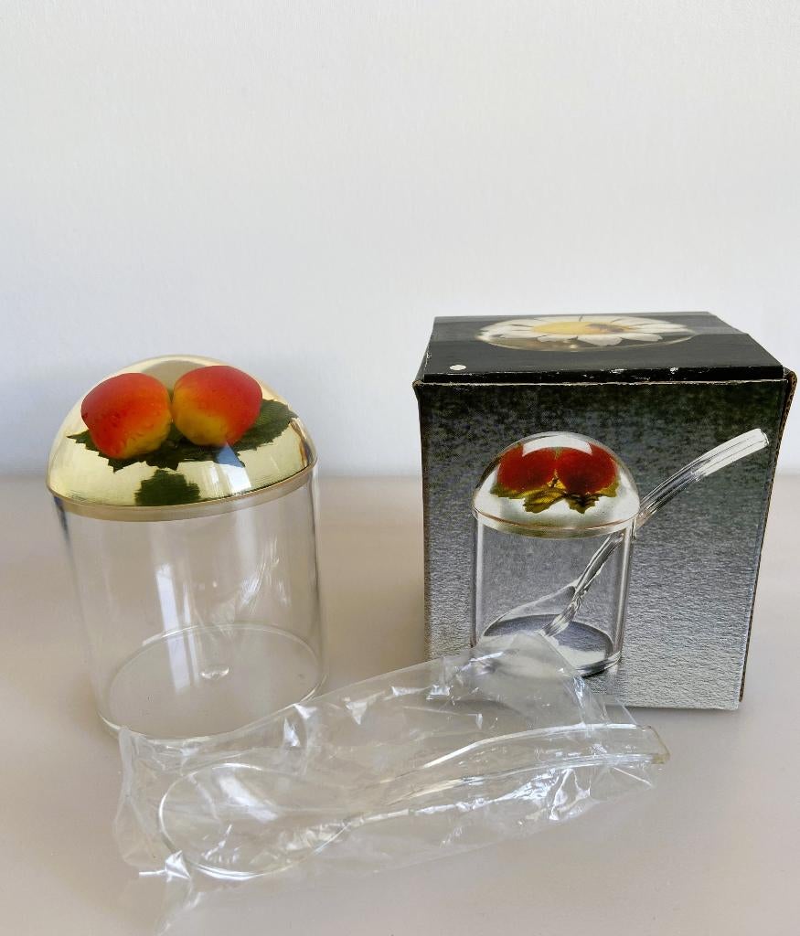 Vintage Jampot Aardbeien Perspex met lepel NIEUW 10 cm, Antiek en Kunst, Ophalen of Verzenden
