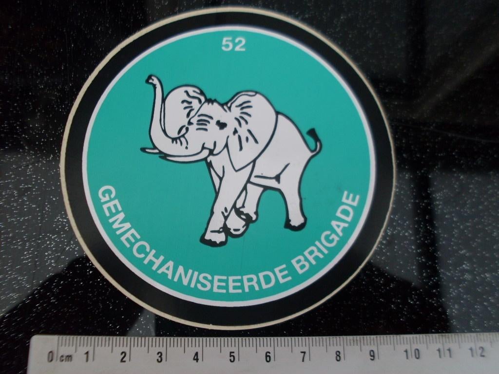sticker squadron 52 gemechaniseerde brigade logo olifant, Verzamelen, Stickers, Zo goed als nieuw, Bedrijf of Vereniging, Verzenden