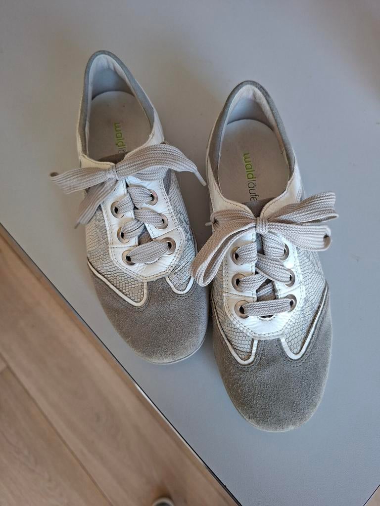 Grijs witte sneakers  mt 37 van buiten en van binnen leer, Ophalen of Verzenden, Zo goed als nieuw, Grijs, Sneakers of Gympen