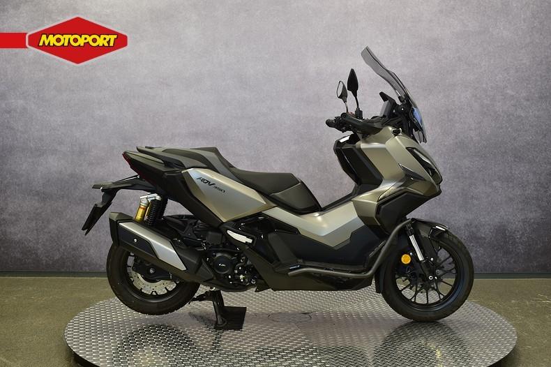 Honda ADV 350 (bj 2025), Motoren, Scooter, Honda Motor Europe, Bedrijf, Crystal Bldng B-Unit B11.2 Rivium Blv200
2909 LK  Capelle aan den IJsel, NL