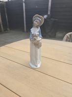 Porseleinen beeldje dame met hondje, Ophalen of Verzenden