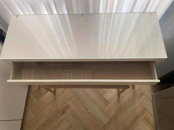 Ikea Malm kaptafel met beige zitje en make-up bakjes, Huis en Inrichting, Tafels | Kaptafels, Zo goed als nieuw, Minder dan 100 cm