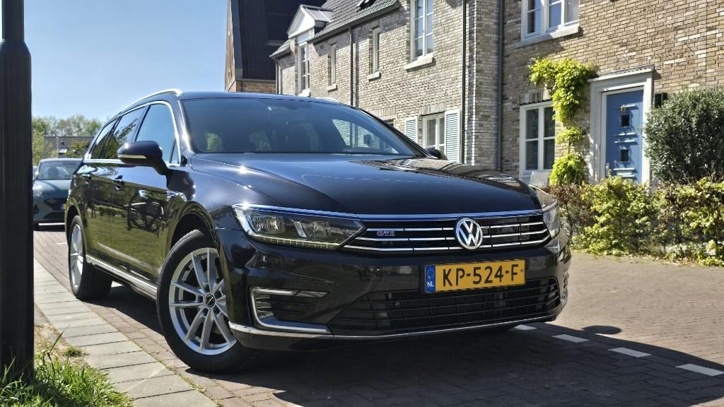 Volkswagen Passat GTE DSG Panorama Virtual Cockpit Trekhaak, Auto's, 4 cilinders, Zwart, 1600 kg, Lichtsensor