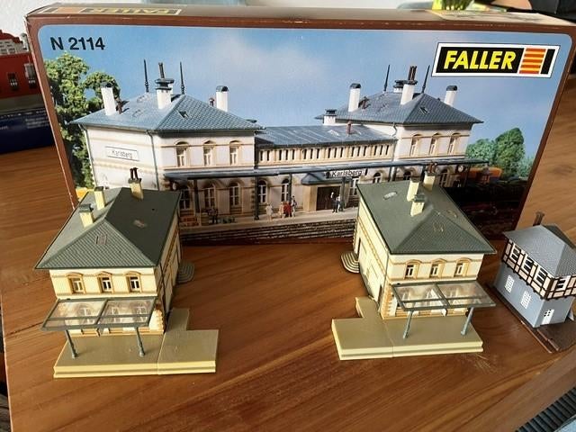 Spoor N 2114 Faller station, Gelijkstroom of Wisselstroom, Brug, Tunnel of Gebouw, Zo goed als nieuw, Ophalen