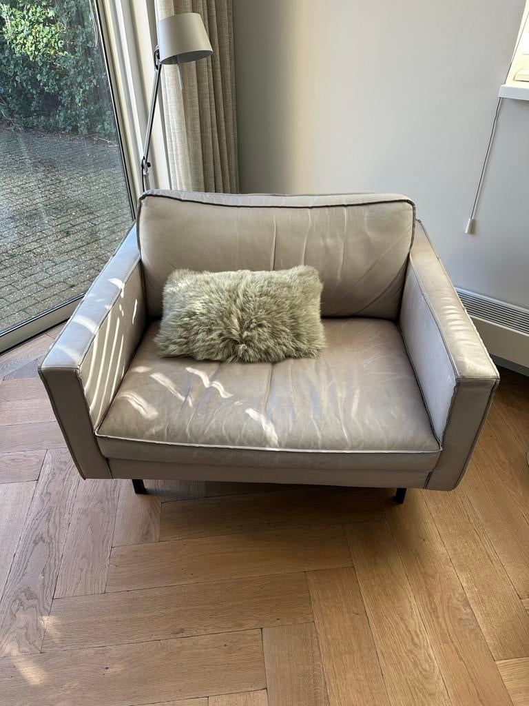 Loveseat leer stone kleur Loods 5, Huis en Inrichting, Fauteuils, Gebruikt, Leer, 125 cm of meer, 75 tot 100 cm, Ophalen