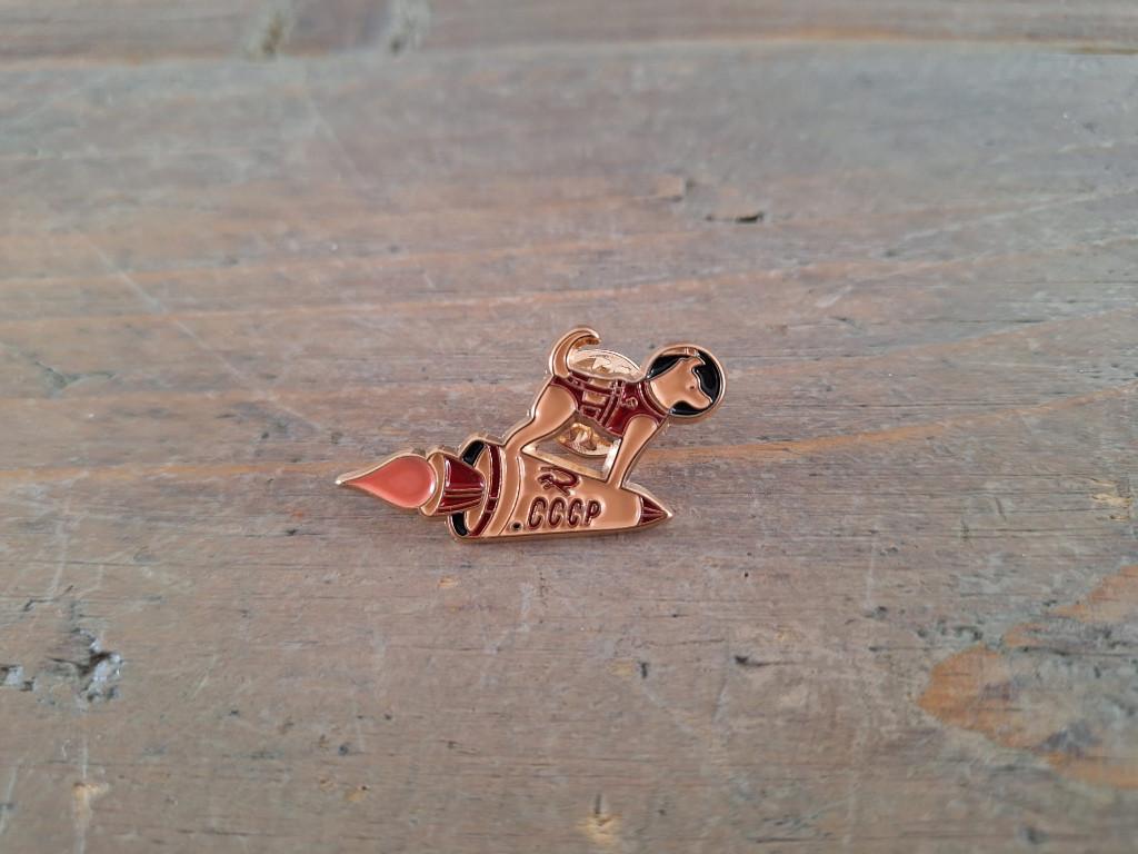 1 pin van Laika de ruimte hond te koop, Ophalen of Verzenden, Nieuw, Overige onderwerpen, Speldje of Pin