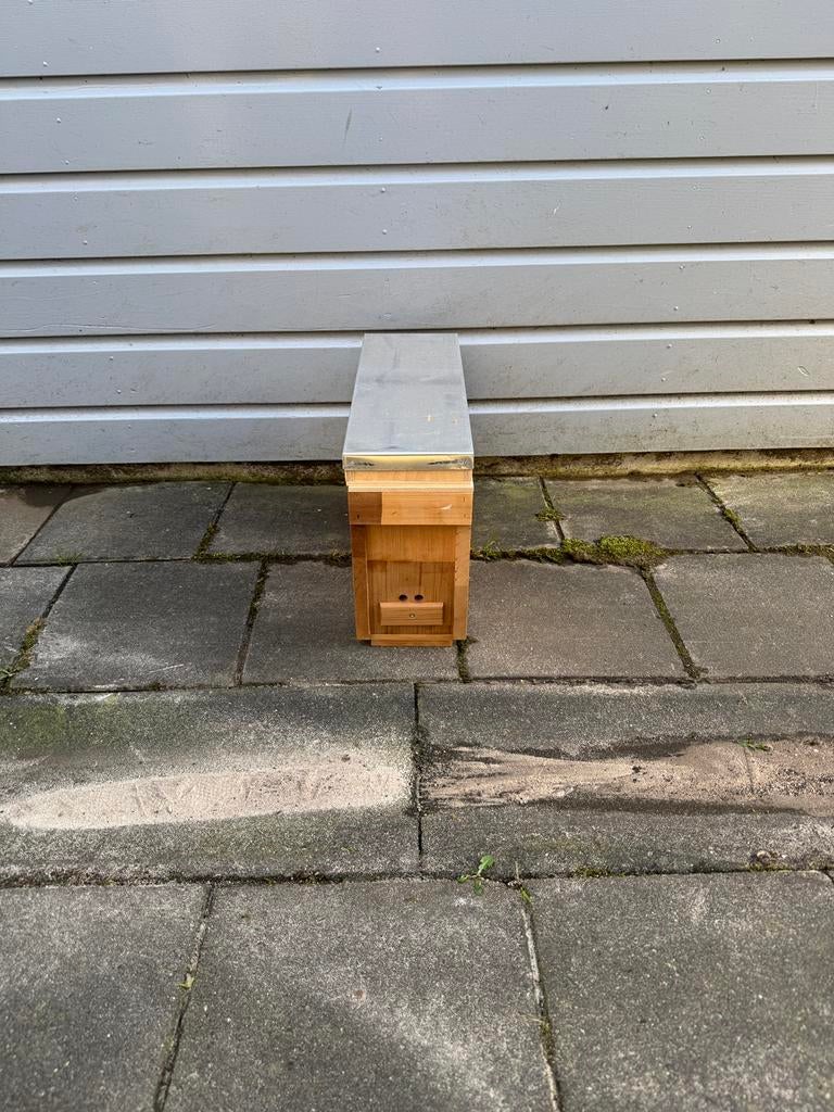 Te koop 3 ramer bijenkast red ceder, Bijen