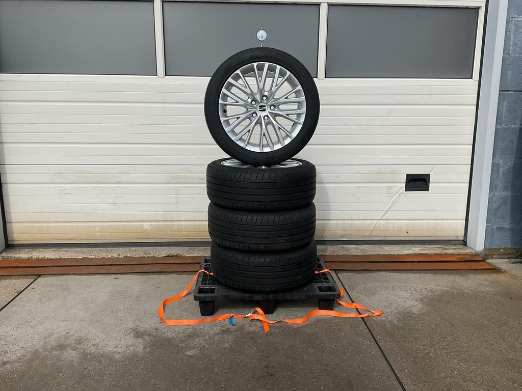Origineel  Seat - Leon  Cupra.  Zomerset. 225 - 45 - 17., Ophalen, Gebruikt, Banden en Velgen, 17 inch