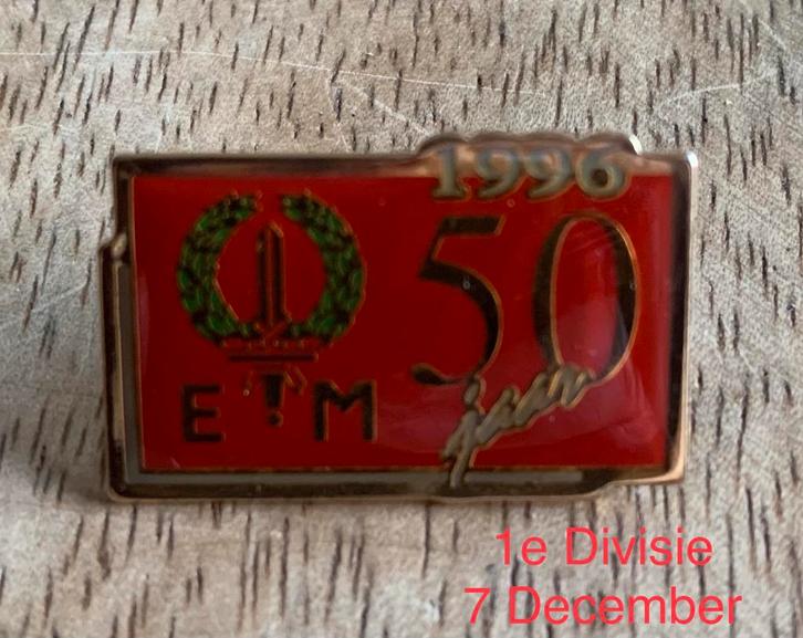 1e Divisie  (7 December) “50 Jaar 1996” Speldje, Verzamelen, Militaria | Algemeen, Ophalen of Verzenden