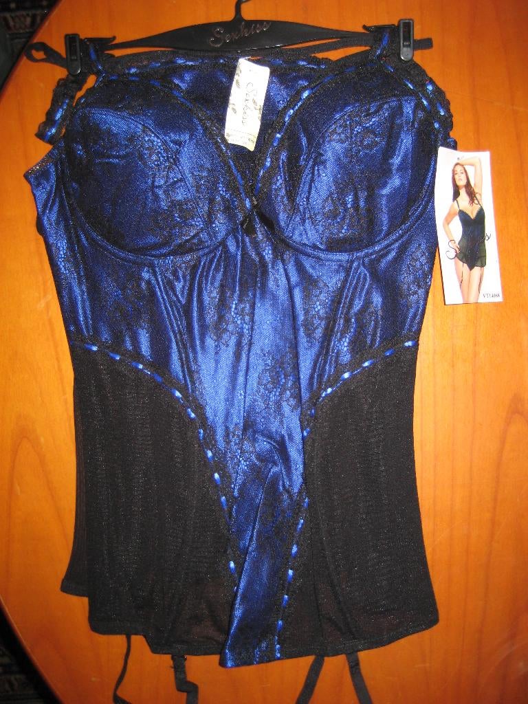 Zwart/blauw BH-hemdje met jarretels + string, 34B/S, nieuw, Ophalen of Verzenden, Overige kleuren, Setje