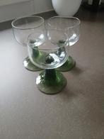 3 wijnglazen met groene poot, Ophalen