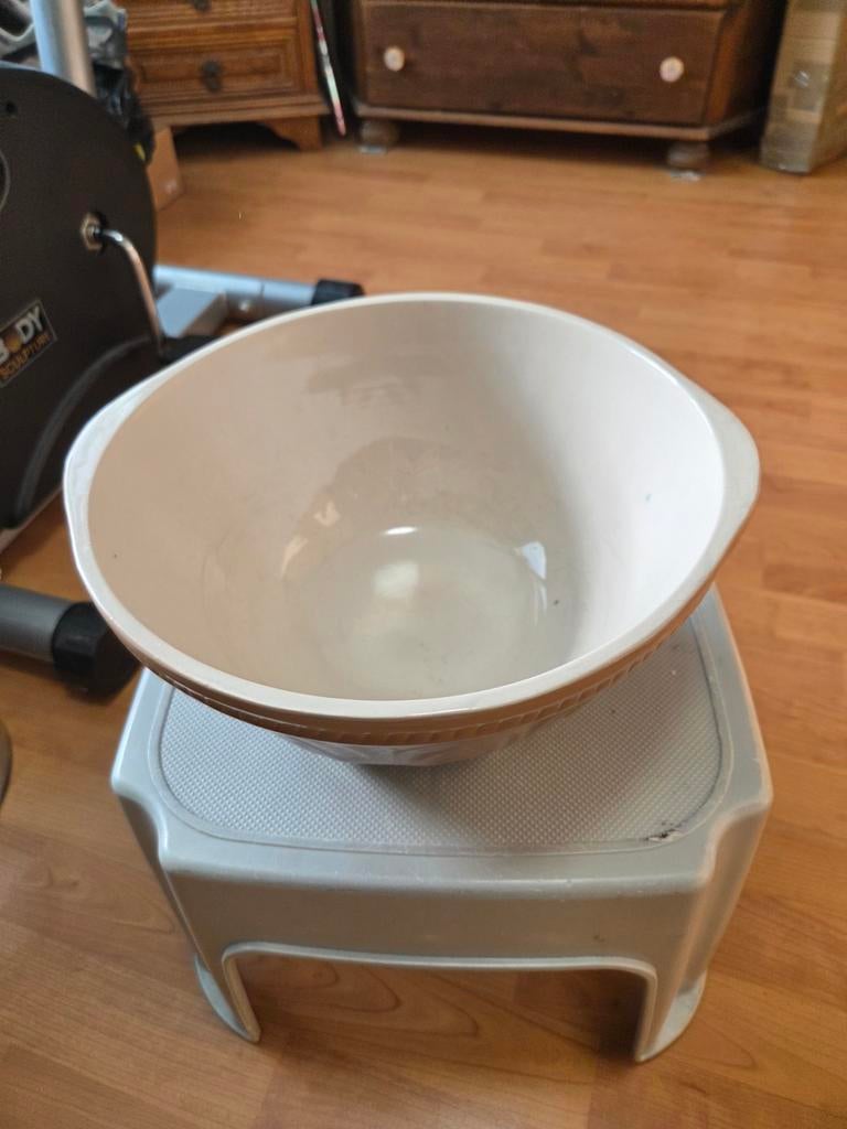 Grote stenen kom voor mixen en brooddeeg, Ophalen