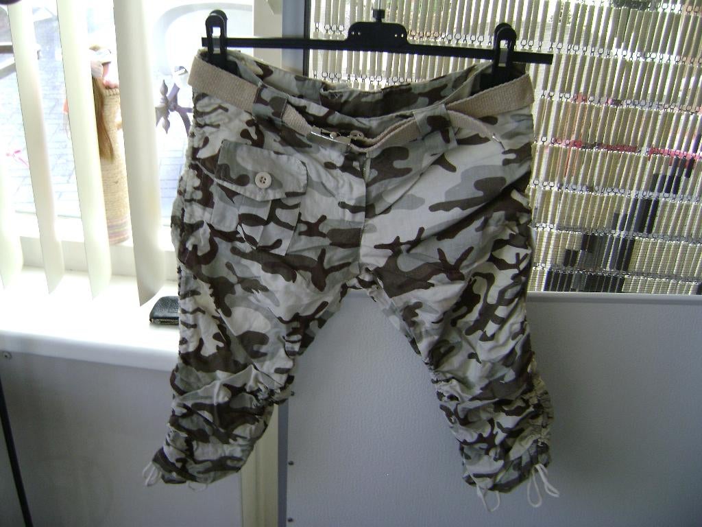 Partijtje van 57 NIEUWE camouflage broeken (3/4 kniebroek), Kleding | Dames, Broeken en Pantalons, Overige kleuren, Maat 42/44 (L)