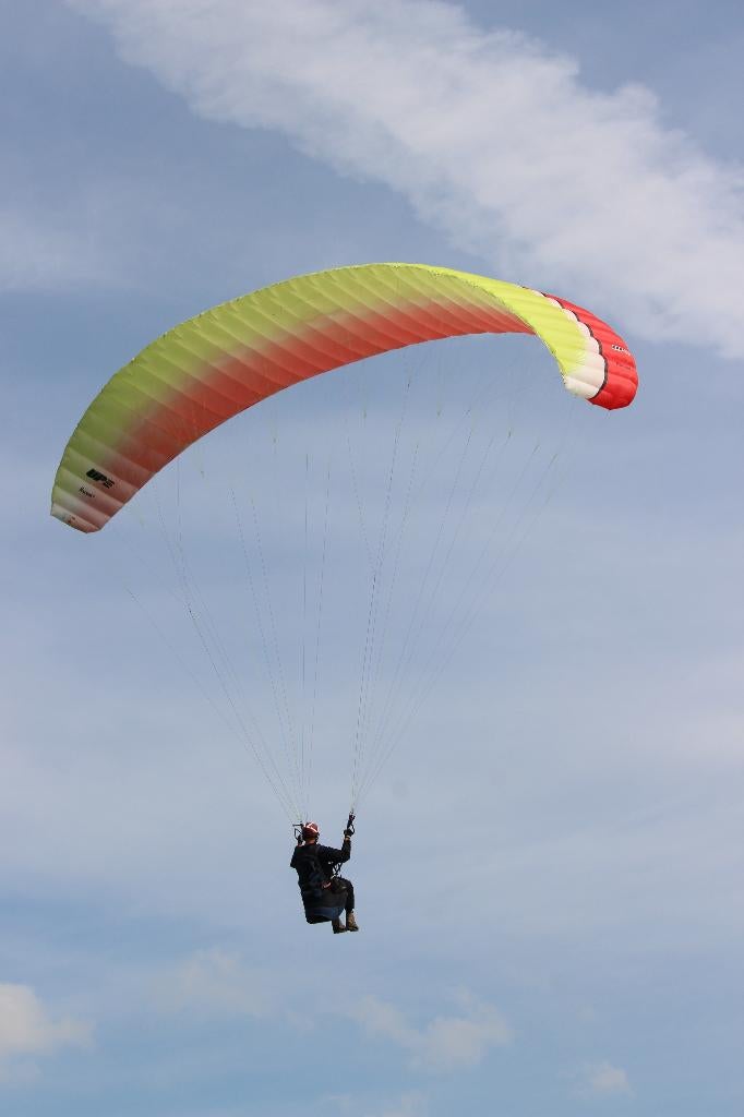 Te koop: Paragliden scherm, harnas, backpack en sleeve, Sport en Fitness, Zweefvliegen en Paragliding, Ophalen, Gebruikt, Complete paraglider