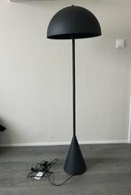 Moderne zwarte vloerlamp met halfronde kap, Huis en Inrichting, Lampen | Vloerlampen, Ophalen, Nieuw, Metaal, 100 tot 150 cm