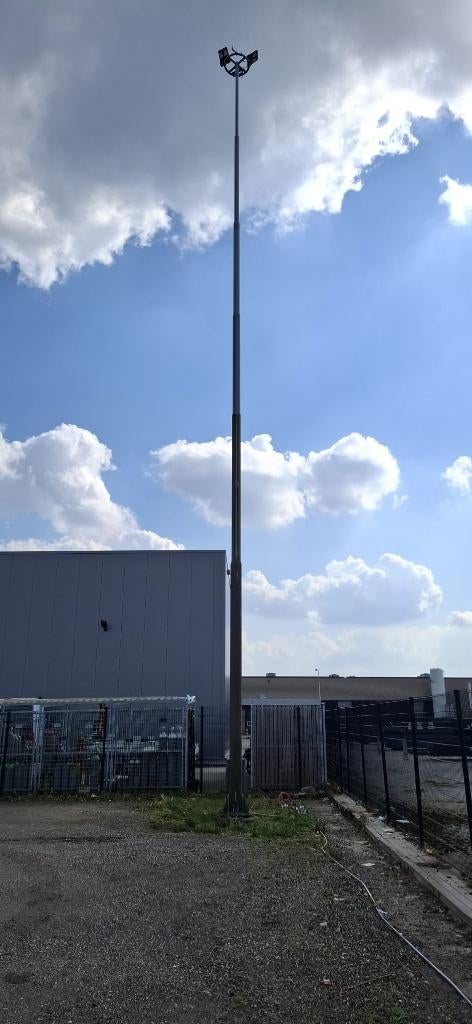 Lichtmast tbv terreinverlichting ca. 15 meter hoog, Ophalen, Gebruikt, Met statief, Lamp met armatuur