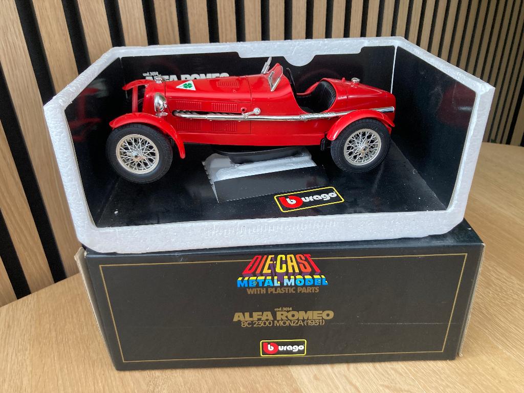 rode Bburago Alfa Romeo 8C 2300 MONZA (1931) 1:18 cod. 3014, Hobby en Vrije tijd, Modelauto's | 1:18, Ophalen, Nieuw, Auto, Bburago