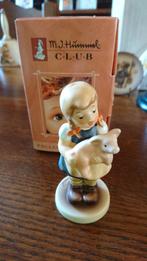Hummel meisje met varken hum 2052, Verzamelen, Beelden en Beeldjes, Ophalen of Verzenden, Zo goed als nieuw, Hummel