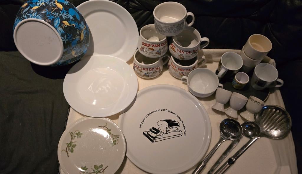 Restant Servies  soepkommen , borden, mokken etc, Ophalen of Verzenden, Aardewerk, Overige stijlen, Bord(en)