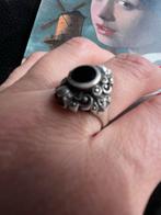 Zilveren ring met onyx en marcasieten, Sieraden, Tassen en Uiterlijk, Ringen, Gebruikt, Ophalen of Verzenden, Met edelsteen, Dame