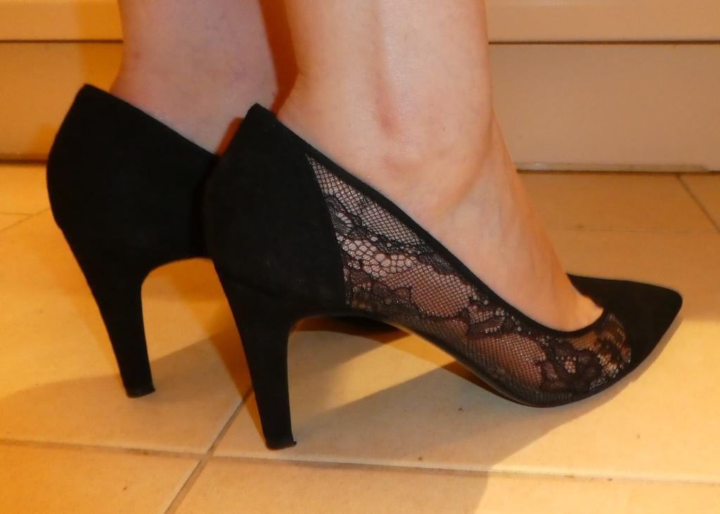 Natan punt pump maat 41 zwart suède met kanten zijkant ZGAN, Kleding | Dames, Schoenen, Pumps, Verzenden, Zwart, Zo goed als nieuw