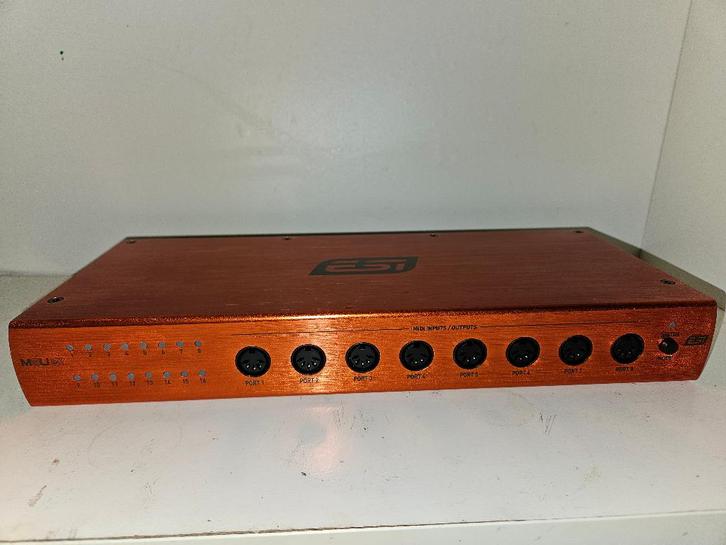 ESI M8U eX USB 3.0 MIDI interface met USB hub, Muziek en Instrumenten, Midi-apparatuur, Gebruikt, Ophalen of Verzenden
