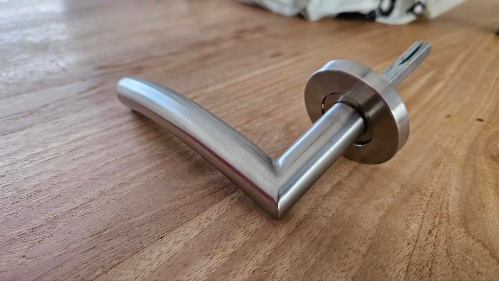 Zilver kleurige deurklinken, 6 stuks (3 sets) in goede staat, Ophalen of Verzenden, Gebruikt, Rvs, Klink of Kruk