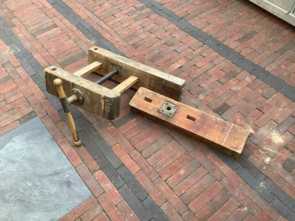 Antieke houten bankschroef met verplaatsbaar blok, Antiek en Kunst, Antiek | Gereedschap en Instrumenten, Ophalen