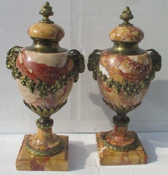 2 antieke rood marmeren vazen cassouletten ramskoppen, Antiek en Kunst, Ophalen