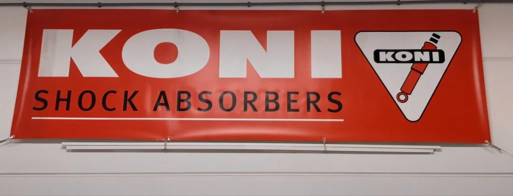 Koni schokdempers reclame 280x90 cm, Verzamelen, Merken en Reclamevoorwerpen, Ophalen of Verzenden, Gebruikt, Reclamebord