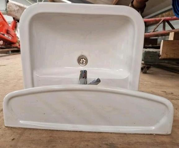 Villeroy en boch wastafel en plankje keramiek, Ophalen, 50 tot 100 cm, Zo goed als nieuw, Minder dan 100 cm